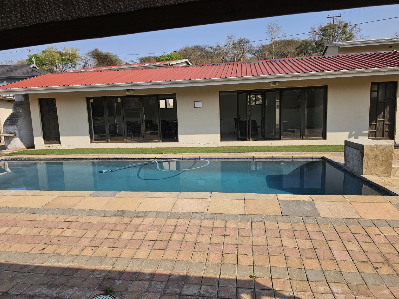 Swimming pool and pool house at Ekhethelo Lodge
